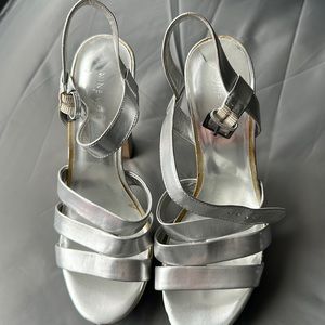 Women’s strap chunky block high heel.